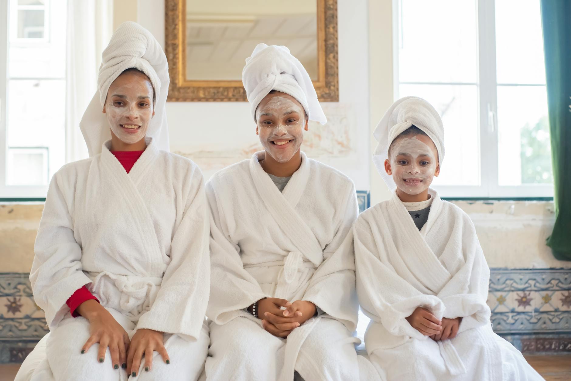 Rodzina w szlafrokach relaksuje się rano podczas domowego spa